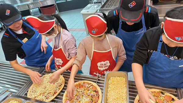 ▲도미노피자가 무료 쿠킹 클래스 ‘다 함께 피자교실’에서 어린이들이 직접 피자를 만들고 있다