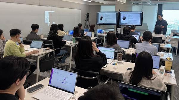 ▲에스티유니타스 임직원들이 AI 활용 교육을 듣고 있다.