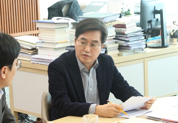 ▲김동연 경기도지사가 9일 '중동 정세 악화 대응 경기도 긴급 대책 회의'에서 주요 실·국장과 논의하고 있다. 사진=경기도