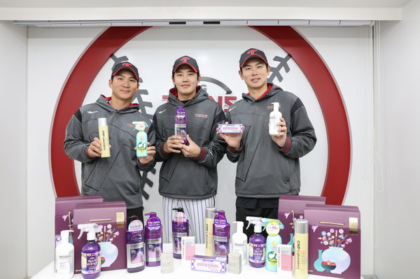 ▲LG생활건강은 지난 10일 프로야구 LG트윈스 선수단에게 특별 선물세트를 전달했다.