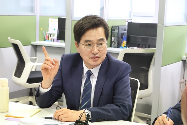 ▲김동연 경기도지사가 12일 경기도경제과학진흥원에 설치된 '중동정세 악화 기업 피해 접수센터'를 방문해 기업 관계자들과 간담회를 갖고 있다. 사진=경기도