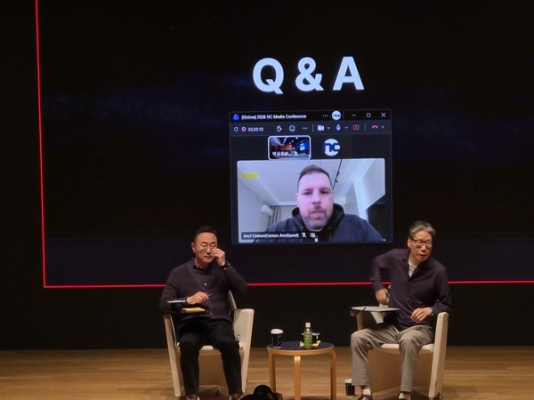 2026 엔씨 경영전략 간담회서 박병무 엔씨 대표(왼쪽)와 홍원준 CFO(오른쪽), 아넬 체만 전무가 발언 중이다./사진=소비자가만드는신문 이승규 기자