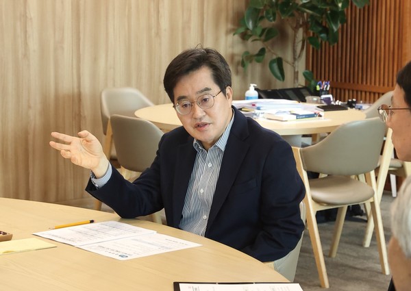 ▲김동연 경기도지사가 정부 추경에 호응해 긴급 전략회의를 열고 도내 재정과 현황을 점검하고 있다. 사진=경기도 