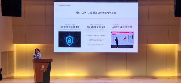 ▲SK텔레콤은 18일 서울 을지로 페럼타워에서 관련 설명회를 열고, 전국 고객 접점과 디지털 취약 계층을 찾아 상담, 교육, 휴대폰 케어 서비스 등의 활동을 연중 진행하고 차별화된 고객 경험을 지속적으로 제공할 계획이라고 설명했다.