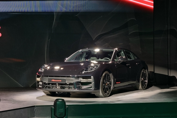 ▲포르쉐 '파나메라 레드 익스클루시브'