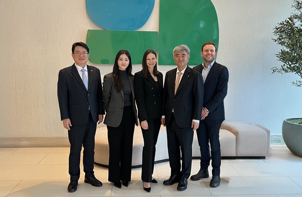 ▲왼쪽부터 대우건설 한승 해외사업단장, 정서윤 양. 니콜 쿠슈너 마이어 쿠슈너 컴퍼니 대표, 대우건설 정원주 회장, 닉 마키 쿠슈너 컴퍼니 최고투자책임자(CIO)