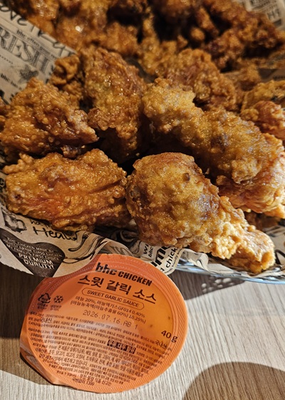 ▲쏘이갈릭킹 오리지널(위), 스윗 갈릭 소스