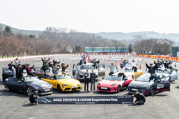 ▲‘2026 토요타·렉서스 익스피리언스 데이’에 참가한 학생들이 기념 촬영하고 있다