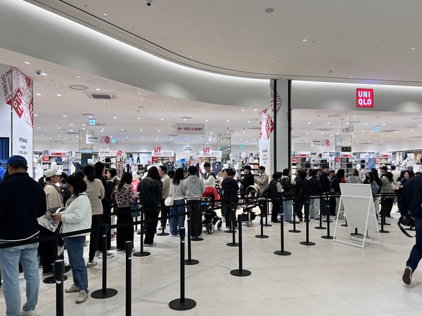 ▲27일 오전 10시경 '유니클로 스타필드 빌리지 운정점' 매장 입구에 이미 150여명이 대기하고 있다. 곳곳에 유아차 동반 고객이 눈에 띈다. 사진=이예원 기자