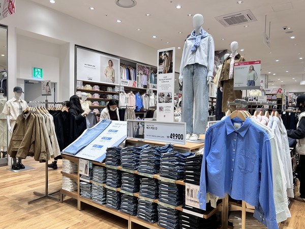 ▲매장 전면에 진열된 '배기 커프 진' 사진=이예원 기자