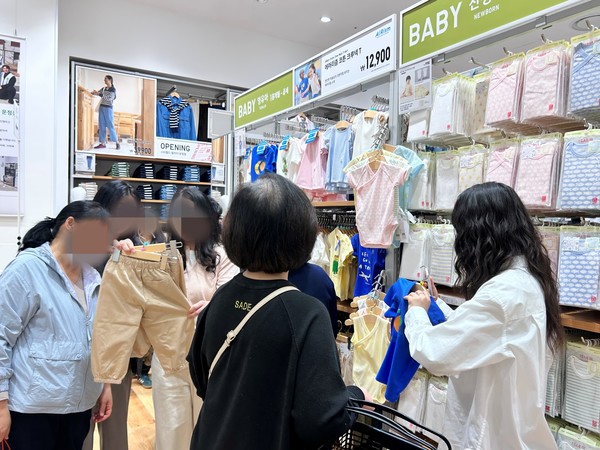 ▲아동 제품군 상품을 살피는 소비자들. 사진=이예원 기자