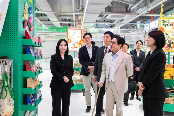 ▲ 이재현 CJ그룹 회장이 그룹의 주요 경영진과 함께 26일 새롭게 문을 연 ‘올리브영 센트럴 명동 타운’을 살펴보고 있다.