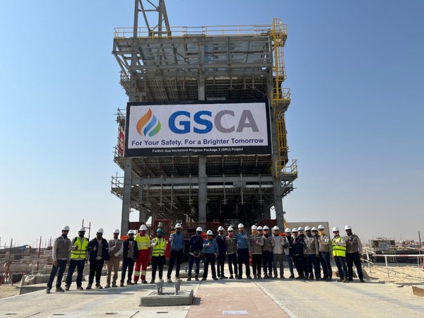 ▲GS건설이 2024년 수주해 수행 중인 사우디아라비아 파딜리 가스 증설 공사 현장에서 직원들이 기념사진을 촬영하고 있다.