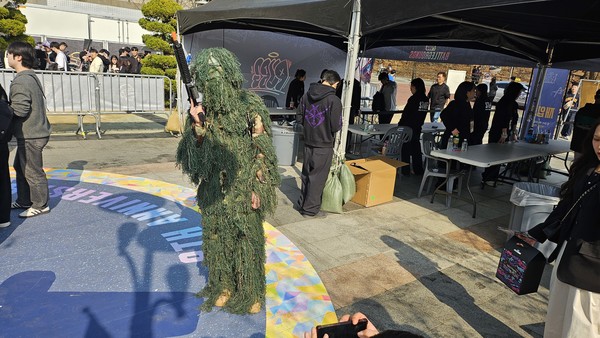 ▲길리슈트 코스프레를 한 A씨./사진=이승규 기자