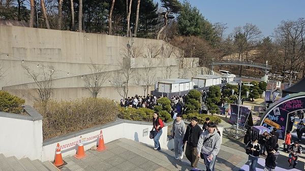 ▲지난 28일 진행된 행사서 FAN ZONE과 서브 스테이지를 입장하기 위한 방문객들이 줄을 선 모습./사진=이승규 기자