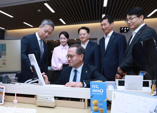 ▲이찬우 NH농협금융지주 회장(가운데)이 31일 NH투자증권 영업부금융센터를 방문해 'N2 IMA 1 중기형 1호' 상품에 가입하고 있다.