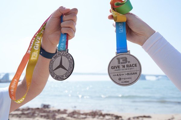 ▲코스를 완주한 참가자에게는 나무 재질로 제작된 메달이 제공됐다. 사진=메르세데스 제공