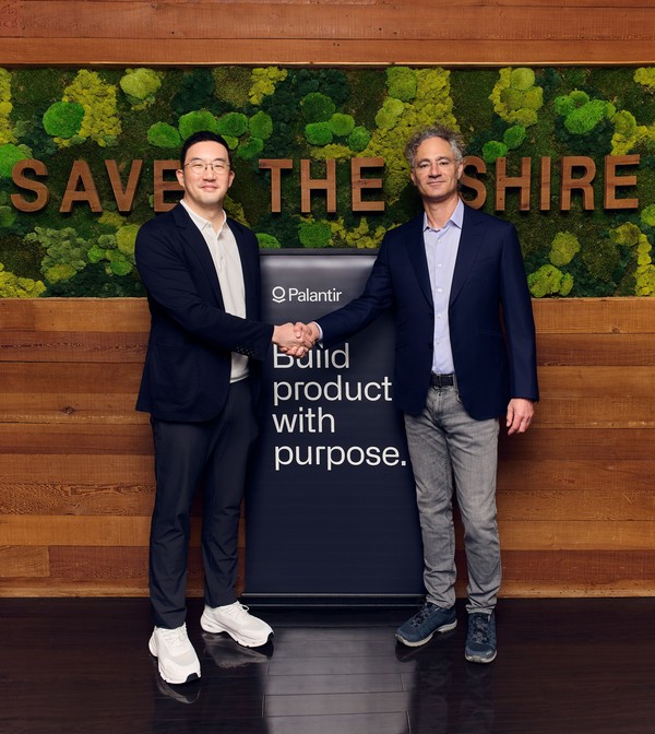▲구광모 (주)LG 대표(왼쪽)가 현지시간 2일 미국 실리콘밸리에서 AI 소프트웨어 분야의 글로벌 톱 티어 기업 팔란티어의 '알렉스 카프' 창업자와 기념사진을 촬영하고 있다.