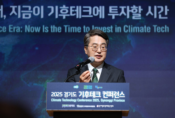 ▲김동연 경기도지사가 지난해 10월 열린 '2025 경기도 기후테크 컨퍼런스'에서 3대 비전을 제시하고 있다. 사진=경기도