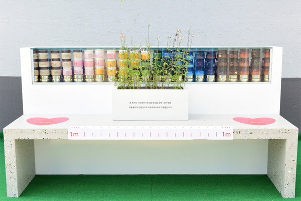 ▲초고강도 콘크리트에 소비자가 매장에 반납한 플라스틱 화장품 공병 1400여 개를 분쇄해 만든 업사이클링 벤치. 사진=아모레퍼시픽