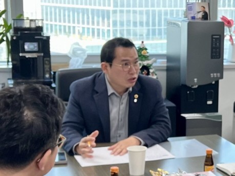 ▲이오수 경기도의원이 8일 광교개발이익금 집행 기준 마련을 위해 열린 3차 간담회에서 발언하고 있다. 