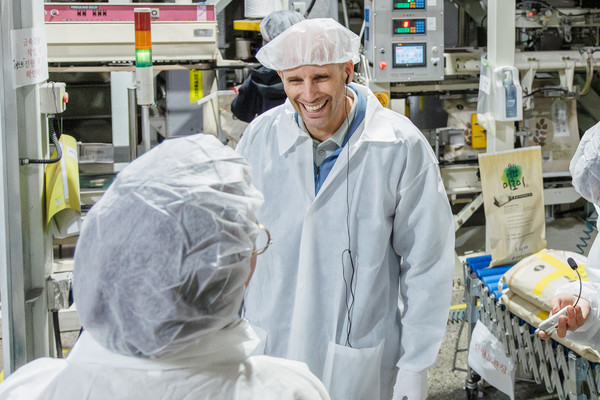 ▲해롤드 로저스 쿠팡 임시대표가 8일 청주시에 있는 한 곡류 가공업체를 방문했다. 사진=쿠팡