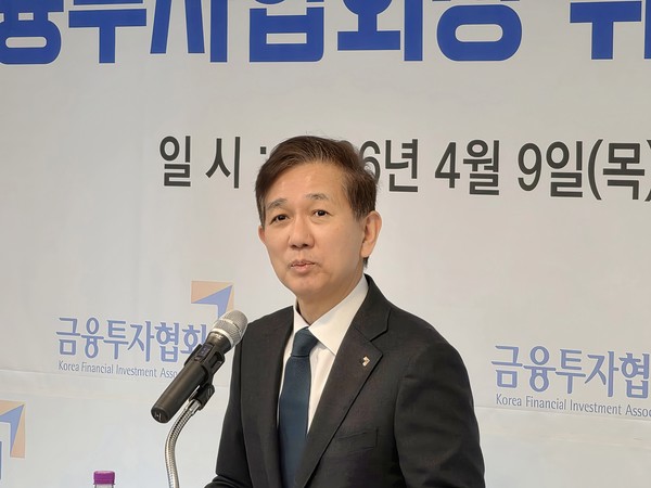 ▲ 황성엽 금융투자협회장이 9일 오전에 열린 기자간담회에서 발언하고 있다.