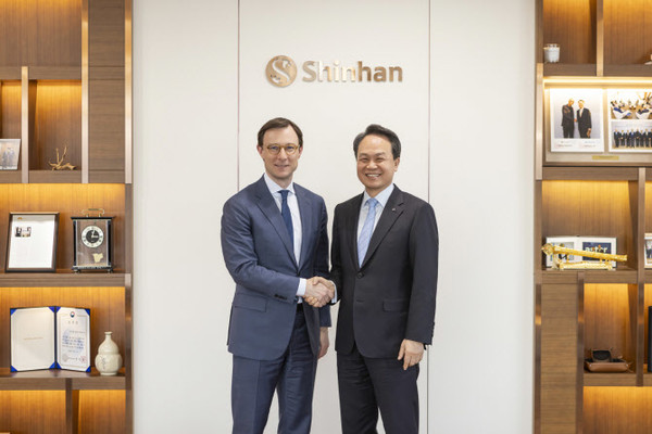 ▲올리버 젠킨(왼쪽) Visa 그룹 사장과 진옥동 신한금융그룹 회장