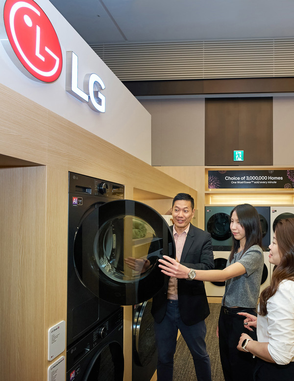 ▲LG 이노페스트에서 아시아·태평양 가전 유통 거래선 고객이 LG전자의 가전 신제품을 살펴보고 있다.