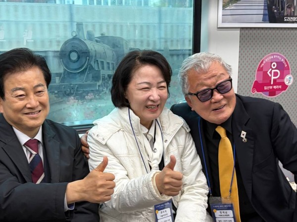 ▲추미애 더불어민주당 경기도지사 후보(가운데)가 10일 파주 도라산역에서 'DMZ 평화이음 열차'에 탑승했다. 사진=추미애 의원실