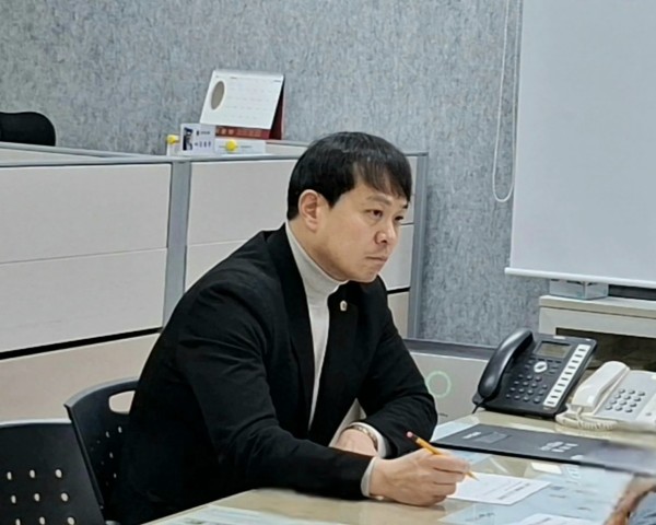 ▲유영일 경기도의회 소속 도시환경위원회 부위원장이 9일 쓰레기 종량제봉투 대란 등과 관련해 현황을 점검 중이다. 사진=경기도