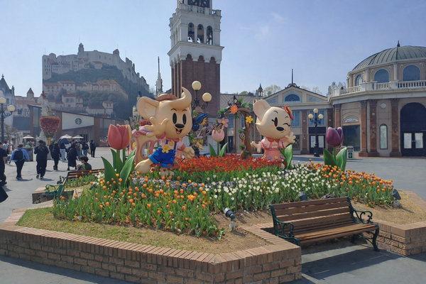 ▲에버랜드 입구에 위치한 레니&라라 이미지/사진=이승규 기자