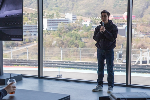 ▲​​​정일영 JLR코리아 마케팅 총괄 상무가 2026 데스티네이션 디펜더 미디어 시승 행사에서 ‘디펜더 OCTA 블랙’에 대해 소개하고 있다