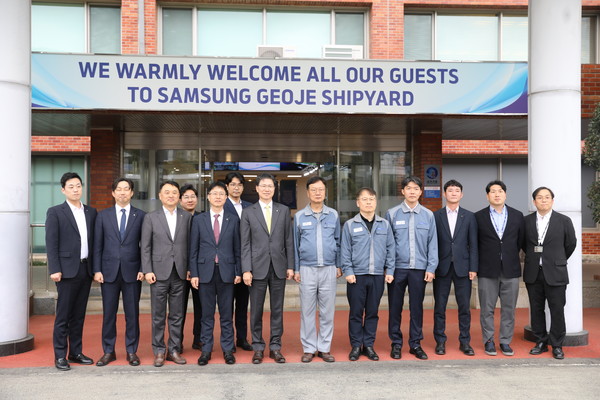 ▲농협은행 강태영 은행장(왼쪽부터 7번째)과 삼성중공업 최성안 대표이사 부회장(왼쪽에서 8번째) 및 각 사 임직원들이 기념사진 촬영을 하고 있다.