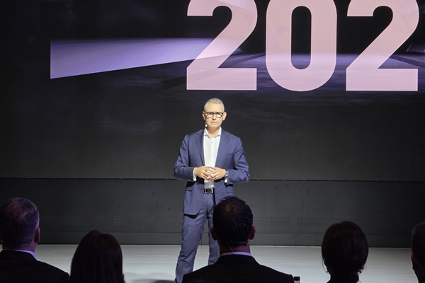 ▲스티브 클로티 아우디 코리아 사장이 20일 반얀트리 호텔 서울에서 열린 더 뉴 아우디 A6 컨퍼런스에서 신형 A6에 대해 설명하고 있다. 사진=임규도 기자