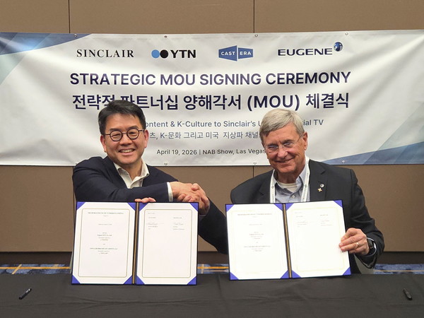 ▲강희석 유진이엔티 대표(왼쪽)와 델 팍스 싱클레어 기술총괄 사장이 기념촬영을 하고 있다/사진=유진이엔티 제공