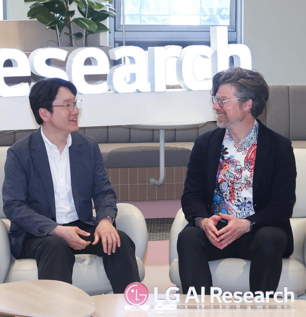 ▲지난 21일 서울 마곡 LG AI연구원에서 임우형 LG AI연구원 공동 연구원장(왼쪽)과 브라이언 카탄자로 엔비디아 응용연구 총괄 부사장이 협력 방향을 논의하고 있다