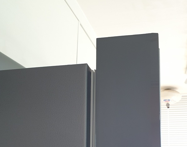 ▲김치냉장고 문(오른쪽)이 본체에 비해 높게 설계돼 소비자가 문제 제기했다