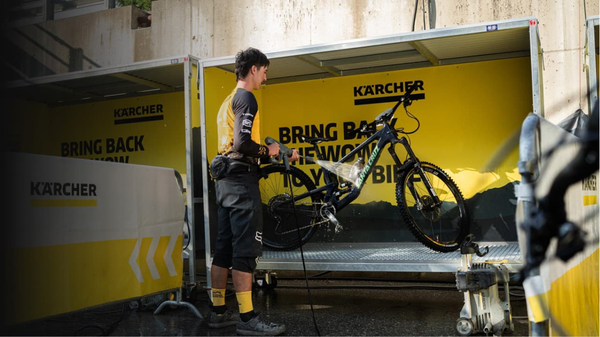 ▲카처 고압세척기로 산악자전거를 세척 중이다. 사진=한국카처