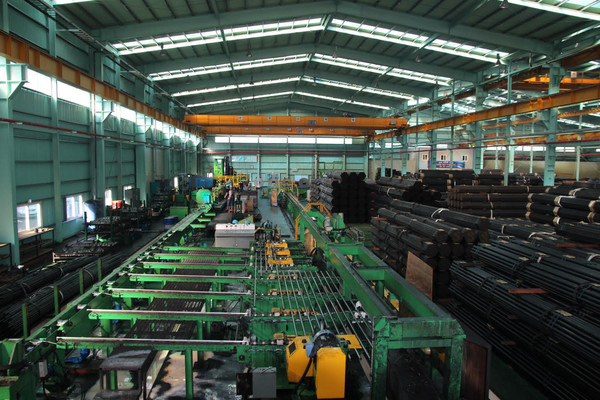 ▲포스코와 기업은행, 한국무역보험공사의 철강업계 금융지원 프로그램을 활용한 티지에스파이프 공장에 해외 출하를 앞둔 제품이 적치돼 있다.