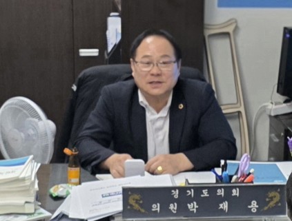 ▲박재용 경기도의원이 27일 경기도교육청 소속 학교안전과 관계자들과 정담회를 통해 학교 무대 시설에 대해 논의하고 있다. 사진=경기도 