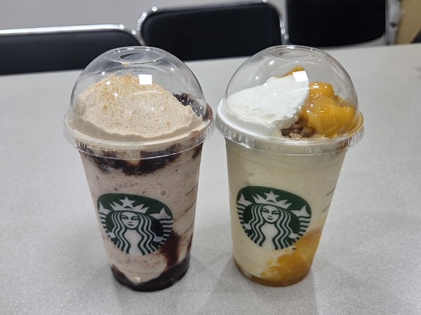 ▲스타벅스 코리아가 출시한 '레드빈 빙수 블렌디드'(사진 왼쪽)와 '애플망고 빙수 블렌디드' 제품.