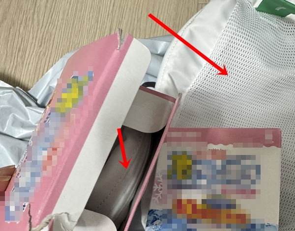 ▲온라인으로 열 패치를 주문했으나 패치 상자 속에 화장품 브랜드 손가방(화살표 부분)이 들어 있어 소비자가 기막혀했다