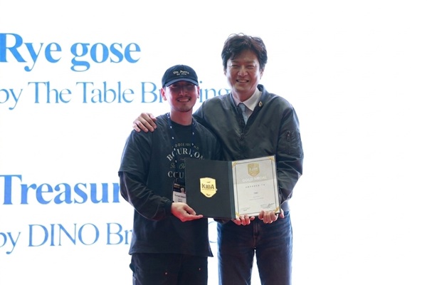 ▲장현준 구스아일랜드 양조사(왼쪽), 윤정훈 KIBA 조직위원장. 사진=오비맥주