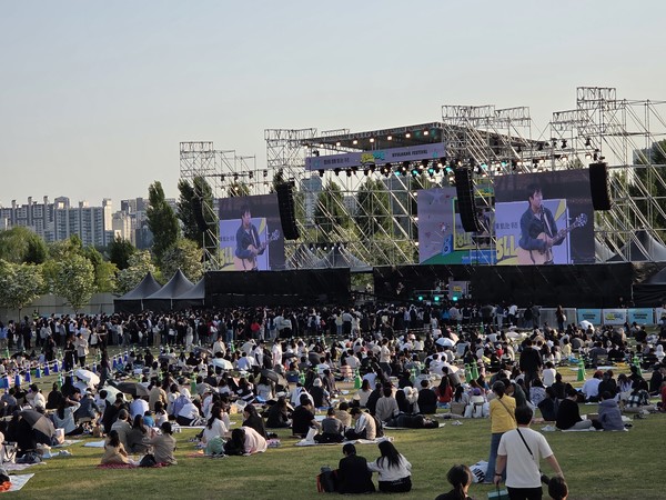 ▲가수 이무진이 '별 하나 페스티벌'에 참석해 공연을 펼치고 있다. 사진=정은영 기자