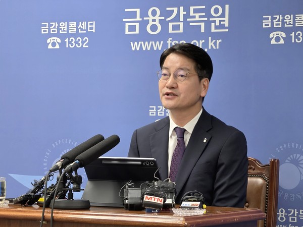 ▲황선오 금감원 자본시장부문 부원장이 11일 열린 월례브리핑에서 자본시장 현안 관련 내용을 설명하고 있다.
