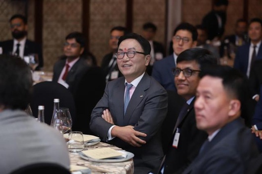 ▲ 지난 2023년 1월 인도 뭄바이 포시즌스호텔에서 열린 미래에셋자산운용 인도법인 15주년 행사에 박현주 미래에셋그룹 회장이 활짝 웃고 있다.