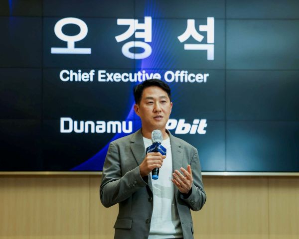 ▲ 오경석 두나무 대표가 지난 13일 서울 성북구 고려대 서울캠퍼스 SK미래관에서 열린 대학생 특강 ‘업클래스(UP Class)’에서 발표하고 있다.