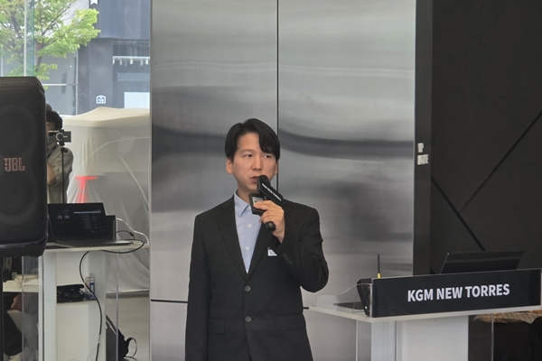 ▲문익환 KG모빌리티(이하 KGM) 상품전략실 책임이 지난 19일 KG모빌리티 익스피리언스 일산점에서 열린 뉴 토레스 미디어 프리뷰에서 뉴 토레스를 설명하고 있다. 사진=임규도 기자