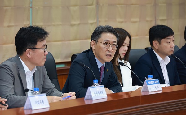 ▲권대영 금융위원회 부위원장이 20일 오전 서울 여의도 금융투자협회에서 개최한 국민참여형 국민성장펀드의 판매 준비 상황 점검회의에서 국민참여성장펀드의 판매사인 은행과 증권사의 전산시스템 개발, 판매직원 교육, 대국민 홍보 등 판매 준비가 잘 마무리되고 있는지를 점검했다.